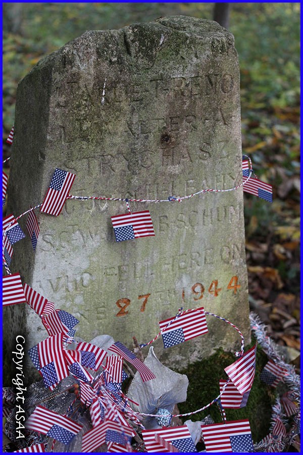 Mello - Stèle en mémoire du B-17 Mello - Lieu du crash du B-17 # 42-95280 “Square Dance” 