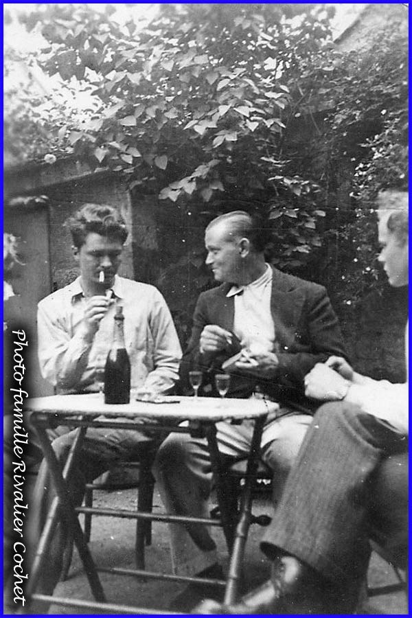 Juillet 44 rex hjelm andre cochet de st leu et edward peterson hebergs chez les soeurs barbier place de la mairie. photo famille rivalier.cochet