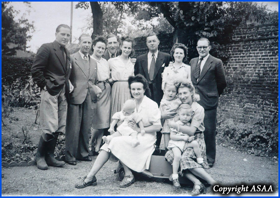 Saint-Just-en-Chaussee - 1945 - The Caillard family with friends
